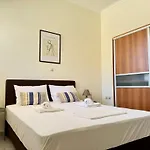 Apartamento Spacious & Cozy Apartment, With Big Yard, In