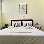 Apartamento Spacious & Cozy Apartment, With Big Yard, In *