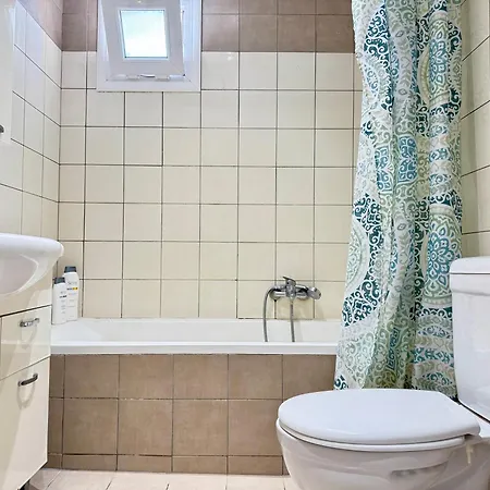 Spacious & Cozy Apartment, With Big Yard, In アパート *