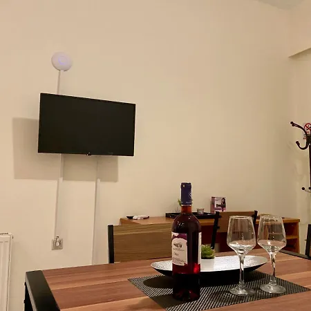 Spacious & Cozy Apartment, With Big Yard, In Apartment *