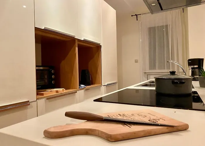 Spacious & Cozy Apartment, With Big Yard, In Apartman