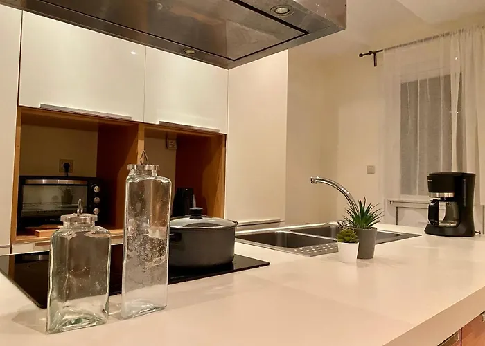 Spacious & Cozy Apartment, With Big Yard, In Lägenhet Kos