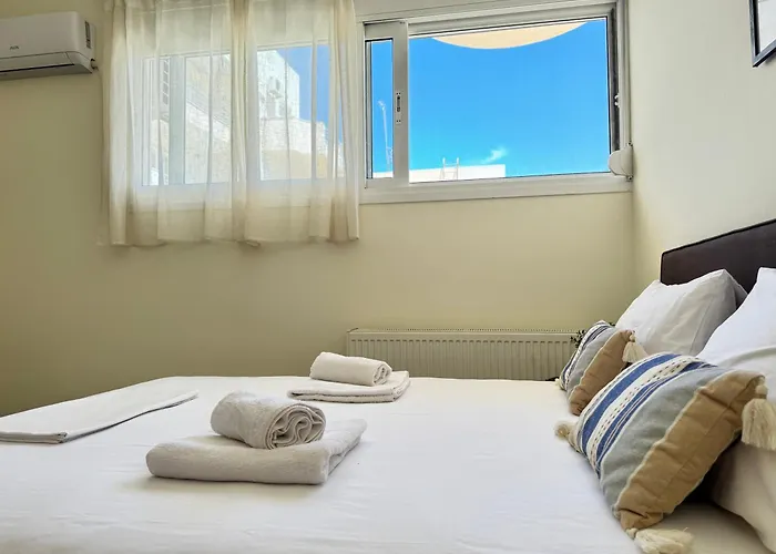 Spacious & Cozy Apartment, With Big Yard, In Lägenhet *
