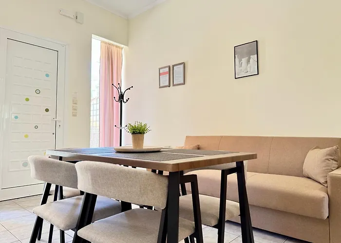 Spacious & Cozy Apartment, With Big Yard, In Lägenhet
