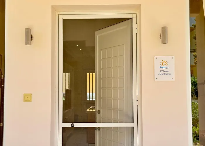 Spacious & Cozy Apartment, With Big Yard, In Lägenhet